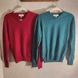 TURNBURY BUNDLE Red and Green V-Neck EXTRA FINE MERINO WOOL Sweater Set